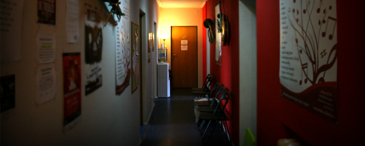 Zdjęcie przedstawiające korytarz w music school